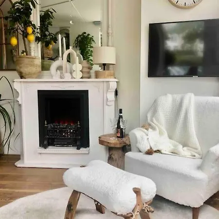 Unique Secret Garden Apartment *