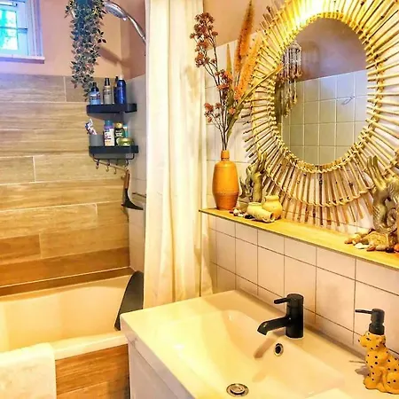 Unique Secret Garden Apartment *