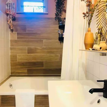 Unique Secret Garden Apartment *